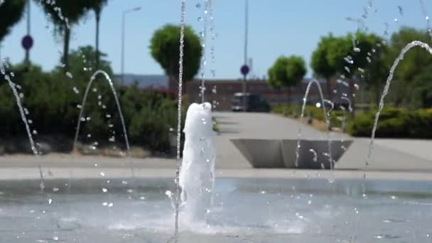 De fontein op het plein verslaat van onder betonnen platen. — Stockvideo