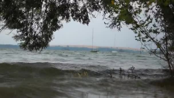 Storm op het meer in slow motion. — Stockvideo