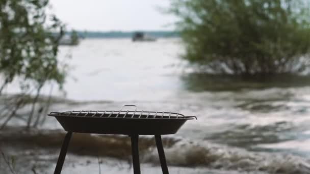 Barbecue vuoto sul lago durante una tempesta - rallentatore . — Video Stock