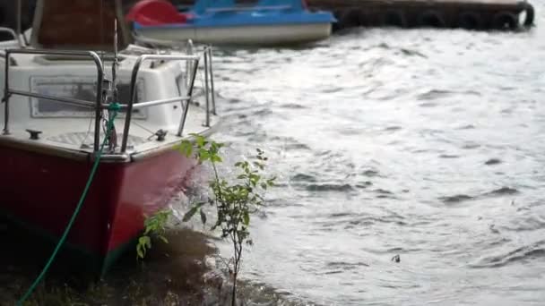Pequeño barco en el lago durante la tormenta y el tiempo ventoso . — Vídeos de Stock