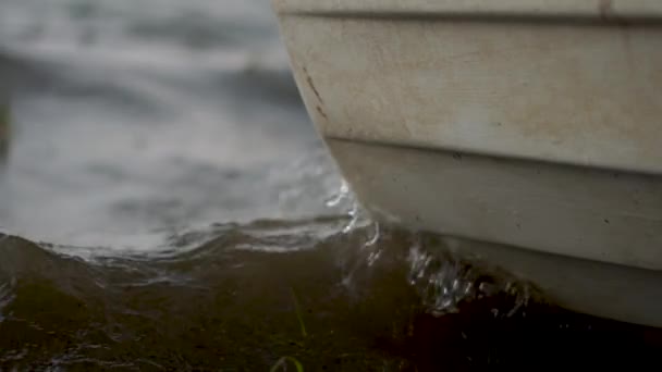 Deel van kleine witte boot op het meer tijdens storm en winderig weer — Stockvideo