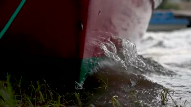 En del av lilla båten på sjön under storm och blåsigt väder — Stockvideo