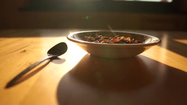 Творческий снимок утреннего завтрака - шоколадные хлопья лежат на тарелке — стоковое видео