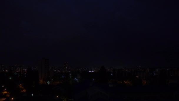 Красивый освещенный ночной город Украины во время молнии — стоковое видео
