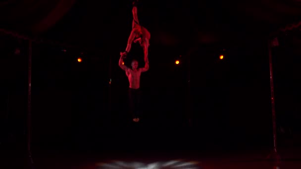 Deux acrobates tournant sous le dôme du cirque gardant la position verticale la nuit — Video