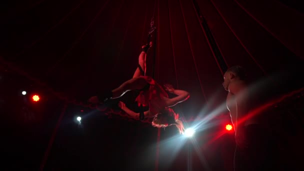 Två gymnaster ta av och vrida runt under Circus Dome med tricks på natten i slo-mo — Stockvideo