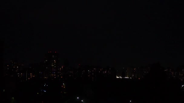 Gece gökyüzünde şimşek çakıyor şehrin üzerinde — Stok video
