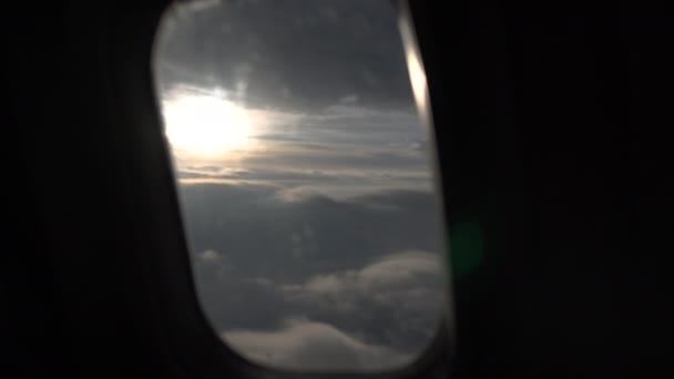 云的空中拍摄像巨大的垫子在波光粼粼的阳光下飞扬 — 图库视频影像