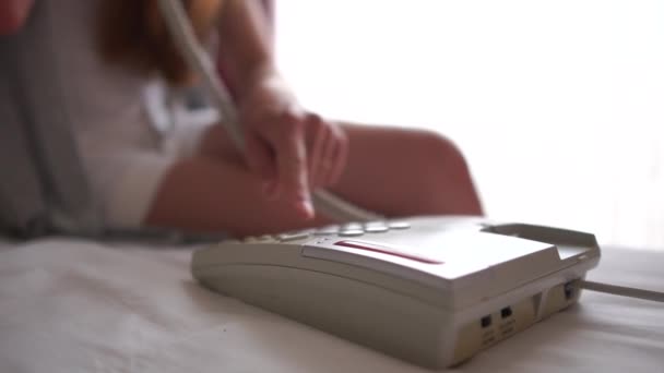 Flickan ringer samtal på en fast telefon, klicka på hans knappar närbild — Stockvideo