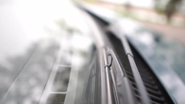 Chicotes de carro retro em um pára-brisas escuro em um dia ensolarado em câmera lenta — Vídeo de Stock