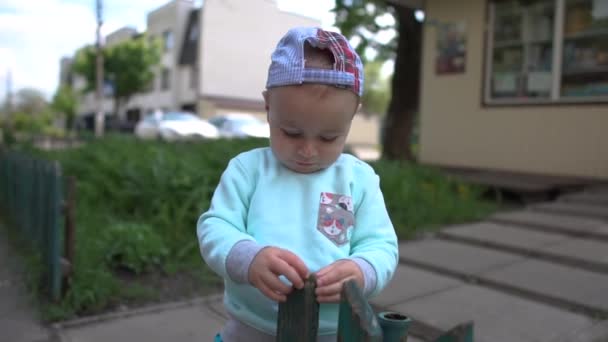 Prachtig uitzicht op een klein blond kind in de broek — Stockvideo