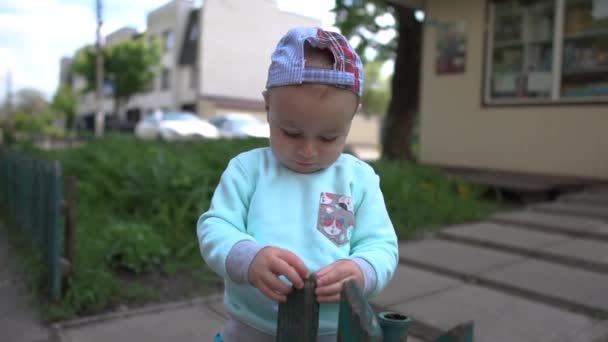 Чудовий вигляд маленької блондинки в штанях — стокове відео