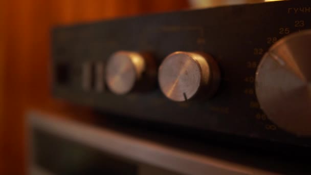 老式的磁带和收音机录音机放在一个舒适的房间里的桌子上 — 图库视频影像