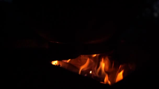 Sprankelend blauw vuur onder een metallic caldron met kokende soep 's nachts in slo-mo — Stockvideo
