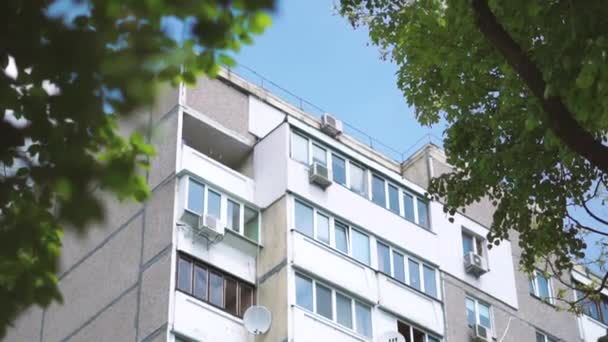 Casa de vários andares enorme feita de placas de concreto e duas árvores verdes no verão — Vídeo de Stock