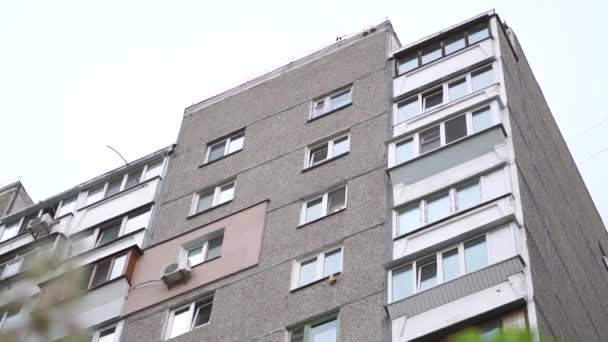 Hochgeschossiges Haus aus Betonplatten und blühender Kastanie im Sommer — Stockvideo