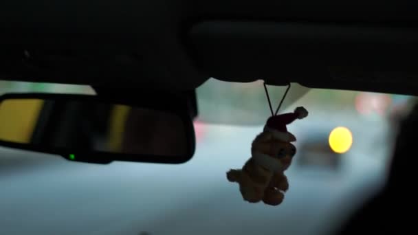 スロモで移動中の自動車にぶら下がっているニースグレーの毛皮のおもちゃ — ストック動画