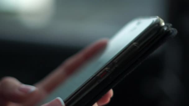 Мужские руки, переписывающиеся на планшете движущийся автомобиль внутри в сло-мо — стоковое видео