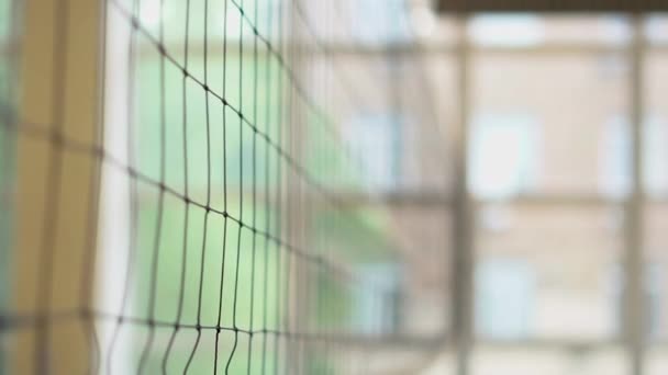 Volleyballnetz hängt in einer großen Sporthalle in Slo-mo — Stockvideo