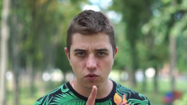 Портрет человека, который приложил палец к губам и показал знак молчания — стоковое видео
