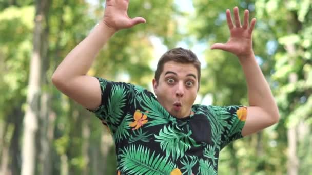 Portrét muže, který je šokován, a překvapeně zvedne ruce — Stock video