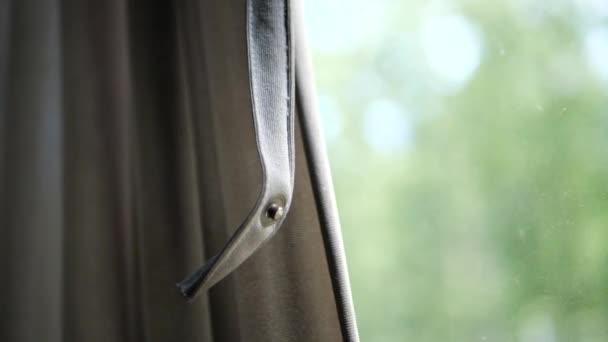 Hareket eden bir trenin penceresinin arka planında metal toka yakın çekim, yavaş hareket — Stok video