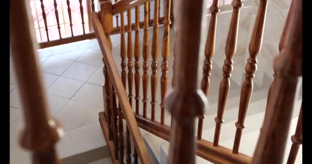 4k - スローモーションでダウンする家の階段とタイル張りの床 — ストック動画