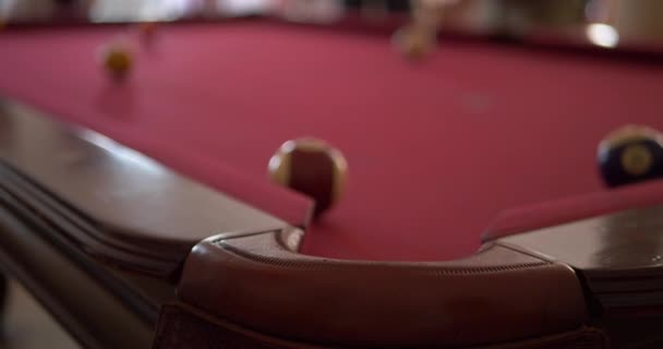 4K-το παιχνίδι του μπιλιάρδου σε ένα σκούρο κόκκινο τραπέζι σε αργή κίνηση — Αρχείο Βίντεο