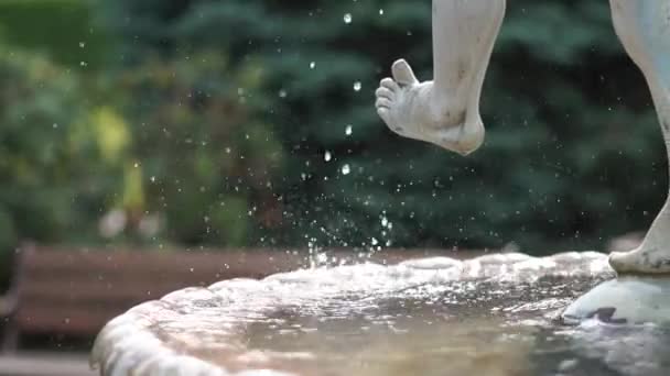 Скульптура в центрі фонтану з красивими бризками води — стокове відео