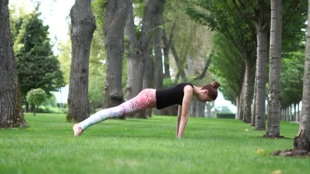 En flicka utövar morgonyoga, som kallas hälsning till solen — Stockvideo