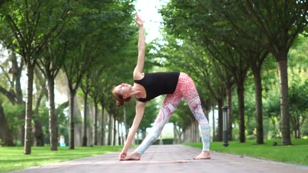 Egy lány gyakorolja a reggeli jóga gyakorlatot, amit úgy hívnak, hogy tisztelgés a nap előtt. — Stock videók