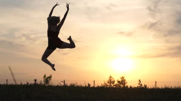 Hermosa bailarina con saltos de pelo blanco y bailes al atardecer. — Vídeos de Stock