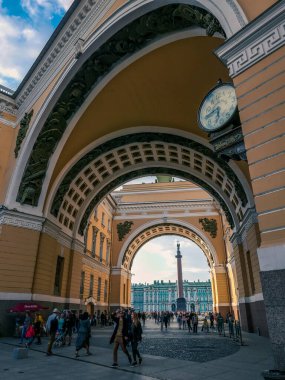 St. Petersburg 'da. Palace Meydanı. Genelkurmay binasının zafer kemeri. Alexander Sütunu