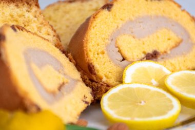 Brazo de gitano, tipik İspanyol usulü kremalı börek. Limonlu kek, klasik tarif, kurutulmuş meyvelerle süslenmiş..