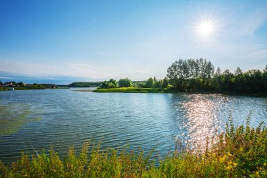 Miltush Nehri ve Burmistrovo köyü yaz aylarında. Iskitim district, Novosibirsk bölgesi, Batı Sibirya, Rusya Federasyonu
