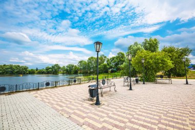 Çalışma köyü Suzun, Novosibirsk Oblastı, Batı Sibirya, Rusya Federasyonu - Temmuz 21,2018: alt Suzun Nehri yakınında köyün ana kare