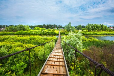 Çalışma köyü Suzun, Novosibirsk bölgesi, Batı Sibirya, Rusya Federasyonu-Temmuz 21,2018: asma köprü Nehri Nizhnyiy Suzun