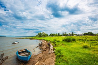 Chingisy Köyü, Novosibirsk Oblastı, Batı Sibirya, Rusya Federasyonu - 21 Temmuz 2018: bir tekne, bir kırsal manzara ile Ob Nehri kıyısında