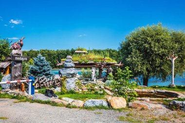 Kamp yeri köşe olan bear, Aya Köyü, Gorny altay, Güney Sibirya, Rusya Federasyonu-25 Ağustos 2018: peyzaj tasarımı ile bir su birikintisi