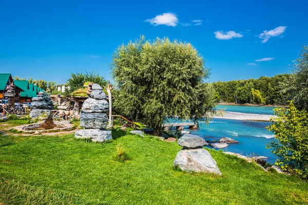 Kamp yeri ayı köşe, Aya Köyü, Gorny altay, Güney Sibirya, Rusya Federasyonu-Ağustos 25, 2018: heykel, doğal taş ve ayı Katun River