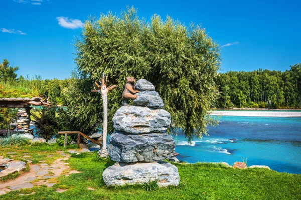 Kamp yeri ayı köşe, Aya Köyü, Gorny altay, Güney Sibirya, Rusya Federasyonu-Ağustos 25, 2018: heykel, doğal taş ve ayı Katun River