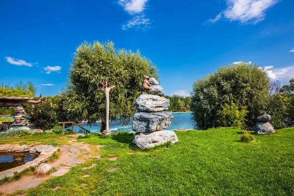 Kamp yeri ayı köşe, Aya Köyü, Gorny altay, Güney Sibirya, Rusya Federasyonu-Ağustos 25, 2018: heykel, doğal taş ve ayı Katun River