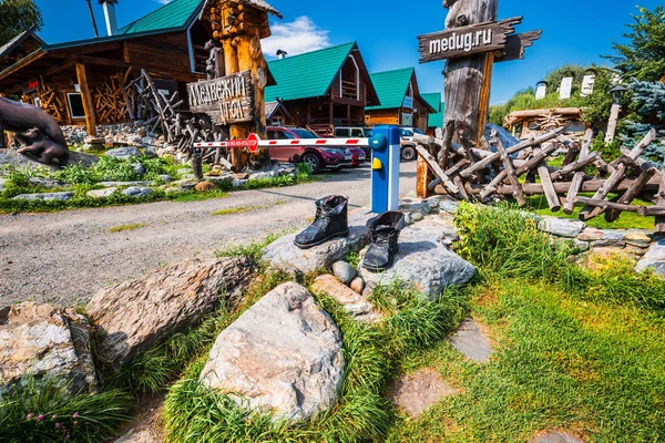 Kamp yeri köşe olan bear, Aya Köyü, Gorny altay, Güney Sibirya, Rusya Federasyonu-25 Ağustos 2018: heykel giyilmemiş ayakkabıları rekreasyon merkezinin girişinde