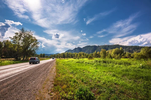 Aya ilçe köy, Gorny altay, Güney Sibirya, Rusya Federasyonu-25 Ağustos 2018: Altay Dağları'nın arka plan asfalt yolda