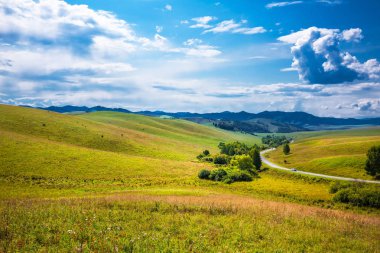 Asfalt yol tepeler ve Altay Dağları gidiyor. Dağ altay, Güney Sibirya, Rusya Federasyonu