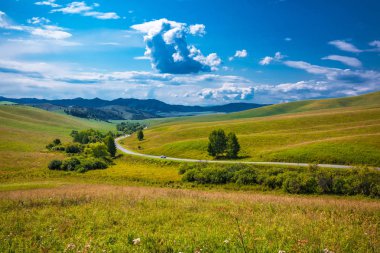 Asfalt yol tepeler ve Altay Dağları gidiyor. Dağ altay, Güney Sibirya, Rusya Federasyonu