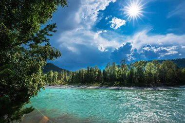 Turkuaz renkli suların Katun nehrin karşı dağlarda yaz. Dağ altay, Güney Sibirya, Rusya Federasyonu