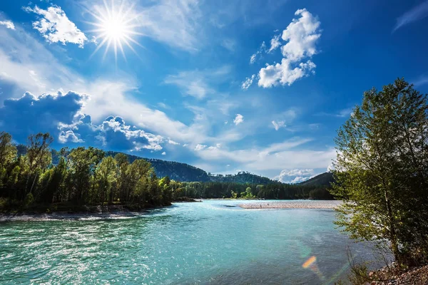 Turkuaz renkli suların Katun nehrin karşı dağlarda yaz. Dağ altay, Güney Sibirya, Rusya Federasyonu