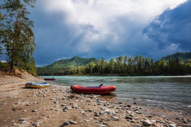 Altay Dağları, Güney Sibirya, Rusya Federasyonu-Ağustos 25, 2018: Katun dağ nehir gemisi rafting şişme ile