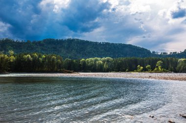 Yuvarlak taşlarla bared Katun nehir kıyısında. Dağ altay, Güney Sibirya, Rusya Federasyonu